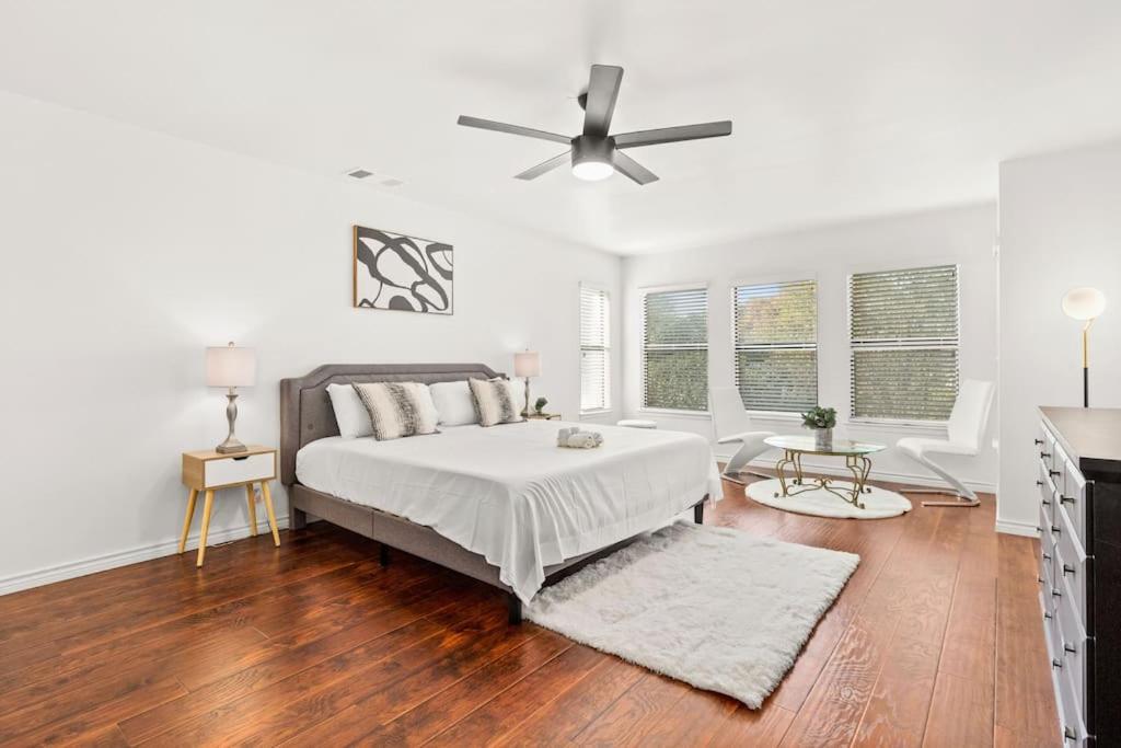 5 Bedrooms With Chefs Kitchen 2 Masters Room And Game Lounge サンアントニオ エクステリア 写真