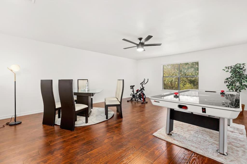5 Bedrooms With Chefs Kitchen 2 Masters Room And Game Lounge サンアントニオ エクステリア 写真
